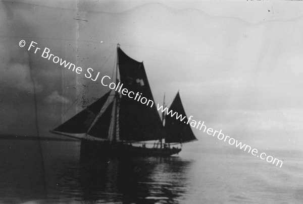 BOATS AND BOATMEN WITH LIFEBOAT TO INNISHMAAN CASHLA BAY  FR KILLEAN PP AND FR KEANE S.J.